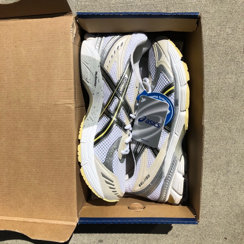 Women’s size 11 brand new never worn sneakers.
